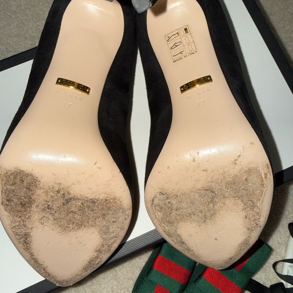 Gucci Black Suede Pointed Pumps with Green and Red Ribbon Bow - Picture 6 of 7